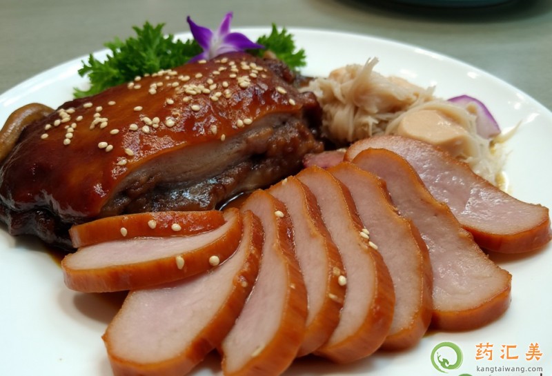 鴨肉性涼,味甘、咸。入肺、胃、腎經。鴨肉具有滋養肺胃,健脾利水。主治肺胃陰虛,干咳少痰,骨蒸潮熱,口干口渴,消瘦乏力等;脾虛水泛,全身水腫按之凹陷,神疲乏力,小便短少。 與鴨肉相克的食物 1、鴨肉不能和兔肉、楊梅、核桃、木耳、胡桃、大蒜、蕎麥一起吃。 2、鴨肉忌與雞蛋同食,否則會大傷人體中的元氣。 3、鴨肉也不能和鱉肉一起吃,會使人陰盛陽虛,水腫泄瀉。 4、鴨肉+大蒜:中毒 5、鴨肉+甲魚:久食令人陽虛,水腫腹瀉 與鴨肉宜搭的食物 1、鴨肉宜與山藥同食,可降低膽固醇、滋補身體。 2、鴨肉和酸菜同食可以清肺養胃、滋陰補腎、消腫利水 3、鴨肉適合和小紅豆一起吃,具有利尿解毒的功效。 4、鴨肉和沙參同食,有補血滋陰之功效;沙參性微寒,有滋陰養胃、生津清肺之功效,兩者同食有滋陰潤燥,治療干咳等作用。 5、鴨肉宜與當歸同食,具有補血作用。6、鴨肉宜與白菜同食,可促進血液中膽固醇的代謝。 鴨肉性涼,味甘、咸。入肺、胃、腎經。鴨肉具有滋養肺胃,健脾利水。主治肺胃陰虛,干咳少痰,骨蒸潮熱,口干口渴,消瘦乏力等;脾虛水泛,全身水腫按之凹陷,神疲乏力,小便短少。 與鴨肉相克的食物 1、鴨肉不能和兔肉、楊梅、核桃、木耳、胡桃、大蒜、蕎麥一起吃。 2、鴨肉忌與雞蛋同食,否則會大傷人體中的元氣。 3、鴨肉也不能和鱉肉一起吃,會使人陰盛陽虛,水腫泄瀉。 4、鴨肉+大蒜:中毒 5、鴨肉+甲魚:久食令人陽虛,水腫腹瀉 與鴨肉宜搭的食物 1、鴨肉宜與山藥同食,可降低膽固醇、滋補身體。 2、鴨肉和酸菜同食可以清肺養胃、滋陰補腎、消腫利水 3、鴨肉適合和小紅豆一起吃,具有利尿解毒的功效。 4、鴨肉和沙參同食,有補血滋陰之功效;沙參性微寒,有滋陰養胃、生津清肺之功效,兩者同食有滋陰潤燥,治療干咳等作用。 5、鴨肉宜與當歸同食,具有補血作用。6、鴨肉宜與白菜同食,可促進血液中膽固醇的代謝。