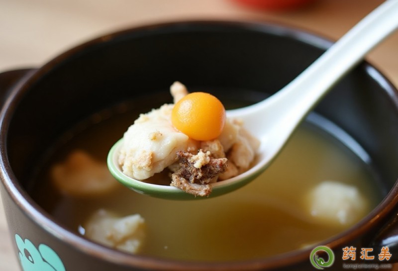 胰腺炎剛出院20-30天一般都是不建議喝雞湯的,尤其是膽源性胰腺炎與脂源性胰腺炎患者恢復期1個月內是不建議喝雞湯的。雞湯里所含的蛋白質僅為雞肉的7%左右,而湯里的雞油大都屬于飽和脂肪酸。胰腺炎還有不適癥狀的前提下是不能喝雞湯的哦。因為有炎癥的人不能喝雞湯,會不利于炎癥的恢復。以下5種人群不宜喝雞湯1、胃酸過多:雞湯有刺激胃酸分泌的作用。因此患有胃潰瘍、胃酸過多或胃出血的病人, 一般不宜喝雞湯。2、膽道疾病:膽囊炎和膽石癥經常發作者,不宜多喝雞湯,因雞湯內脂肪的消化需要膽汁參與,喝雞湯后會刺激膽囊收縮,易引起膽囊炎發作。3、高血壓癥:高血壓患者喝雞湯,除引起動脈硬化外,還會使血壓持續升高,難以降下。4、高血脂癥:雞湯中的脂肪被吸收后,會促使膽固醇進一步升高。膽固醇過高,會在血管內膜沉積、引起冠狀動脈硬化等疾病。5、腎功能不全:雞湯內含有一些小分子蛋白質,患有急性腎炎、急慢性腎功能不全或尿毒癥的患者,由于患者腎肝對蛋白質分解產物不能及時處理,喝多了雞湯就會引起高氮質血癥,加重病情。 胰腺炎剛出院20-30天一般都是不建議喝雞湯的,尤其是膽源性胰腺炎與脂源性胰腺炎患者恢復期1個月內是不建議喝雞湯的。雞湯里所含的蛋白質僅為雞肉的7%左右,而湯里的雞油大都屬于飽和脂肪酸。胰腺炎還有不適癥狀的前提下是不能喝雞湯的哦。因為有炎癥的人不能喝雞湯,會不利于炎癥的恢復。以下5種人群不宜喝雞湯1、胃酸過多:雞湯有刺激胃酸分泌的作用。因此患有胃潰瘍、胃酸過多或胃出血的病人, 一般不宜喝雞湯。2、膽道疾病:膽囊炎和膽石癥經常發作者,不宜多喝雞湯,因雞湯內脂肪的消化需要膽汁參與,喝雞湯后會刺激膽囊收縮,易引起膽囊炎發作。3、高血壓癥:高血壓患者喝雞湯,除引起動脈硬化外,還會使血壓持續升高,難以降下。4、高血脂癥:雞湯中的脂肪被吸收后,會促使膽固醇進一步升高。膽固醇過高,會在血管內膜沉積、引起冠狀動脈硬化等疾病。5、腎功能不全:雞湯內含有一些小分子蛋白質,患有急性腎炎、急慢性腎功能不全或尿毒癥的患者,由于患者腎肝對蛋白質分解產物不能及時處理,喝多了雞湯就會引起高氮質血癥,加重病情。